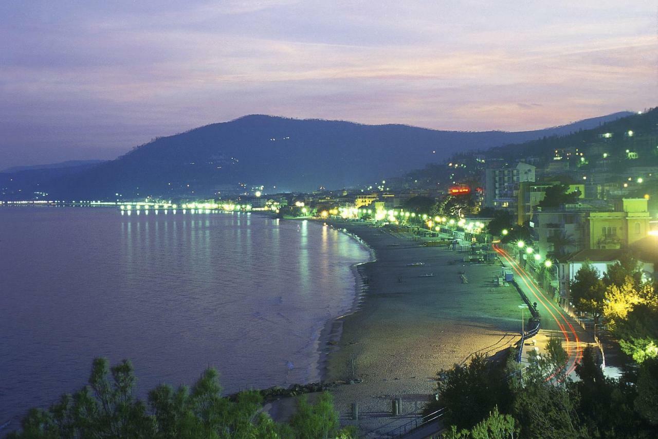Hotel Danio Lungomare Alassio Exterior photo