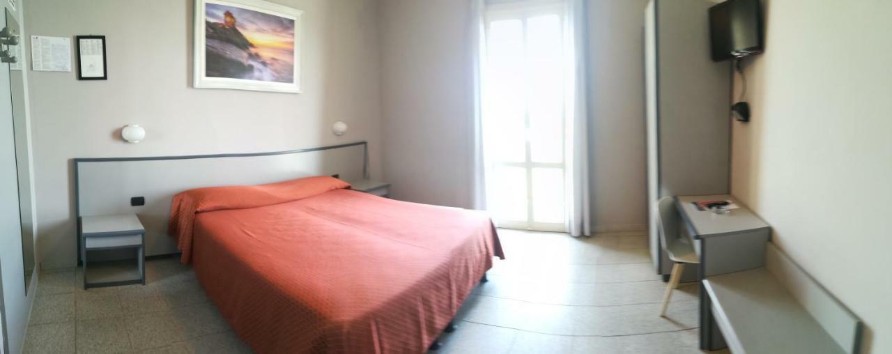 Hotel Danio Lungomare Alassio Exterior photo